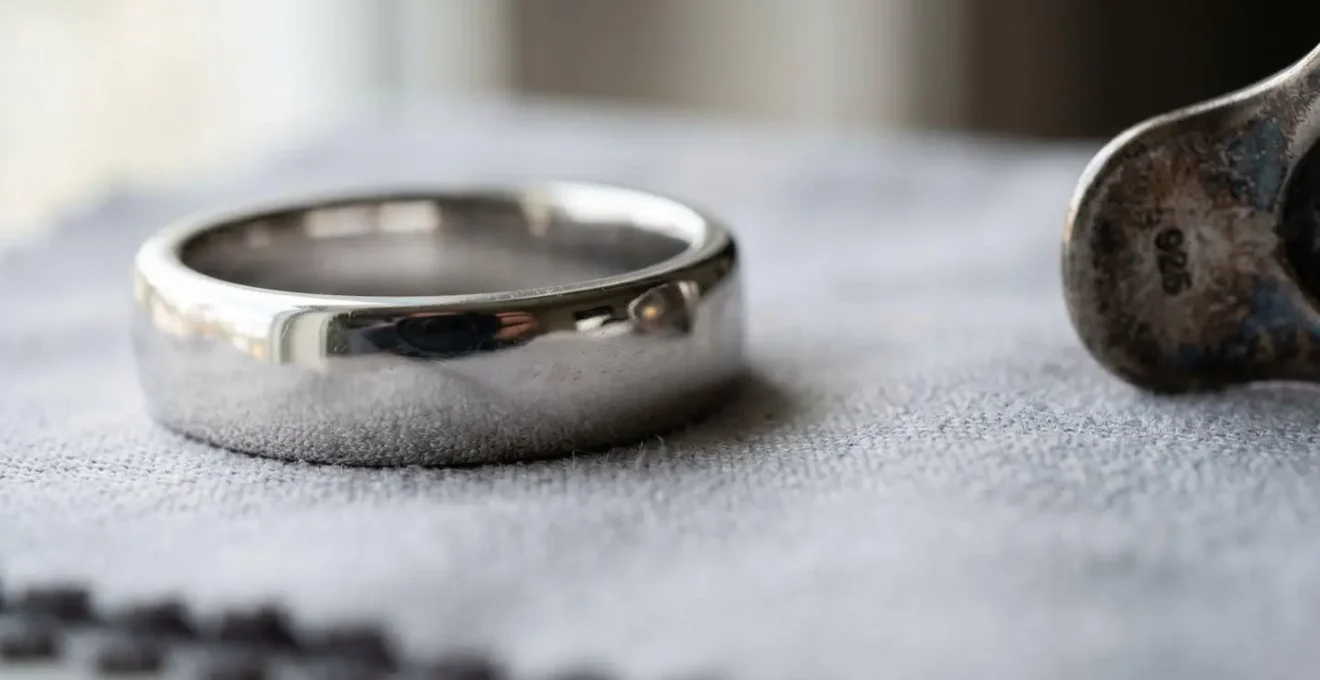 Bijou en argent rhodié avec éclat brillant parfait illustrant la facilité d'entretien comparée à l'argent classique