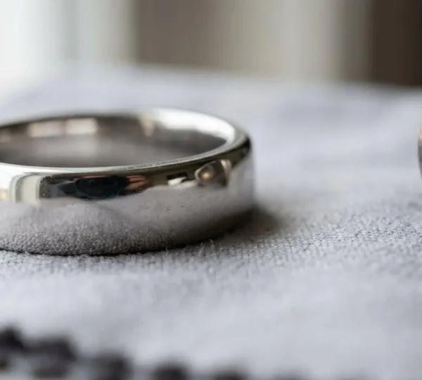 Bijou en argent rhodié avec éclat brillant parfait illustrant la facilité d'entretien comparée à l'argent classique