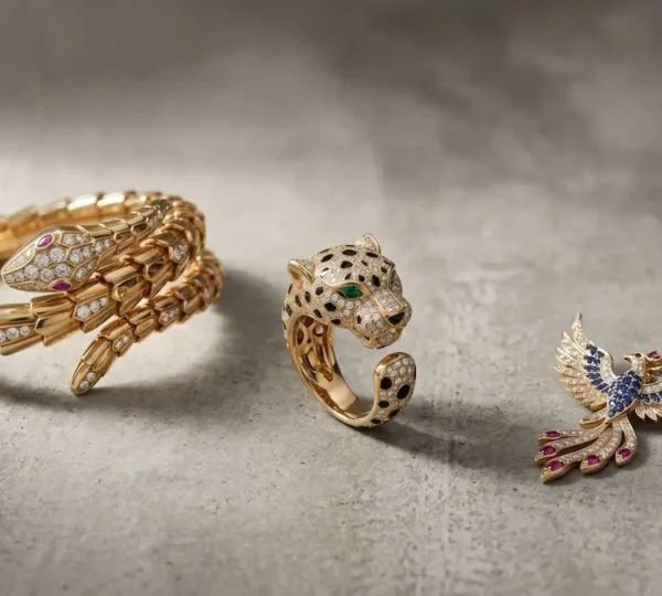 Composition éditoriale de bijoux animaliers précieux symbolisant différentes facettes de la personnalité humaine