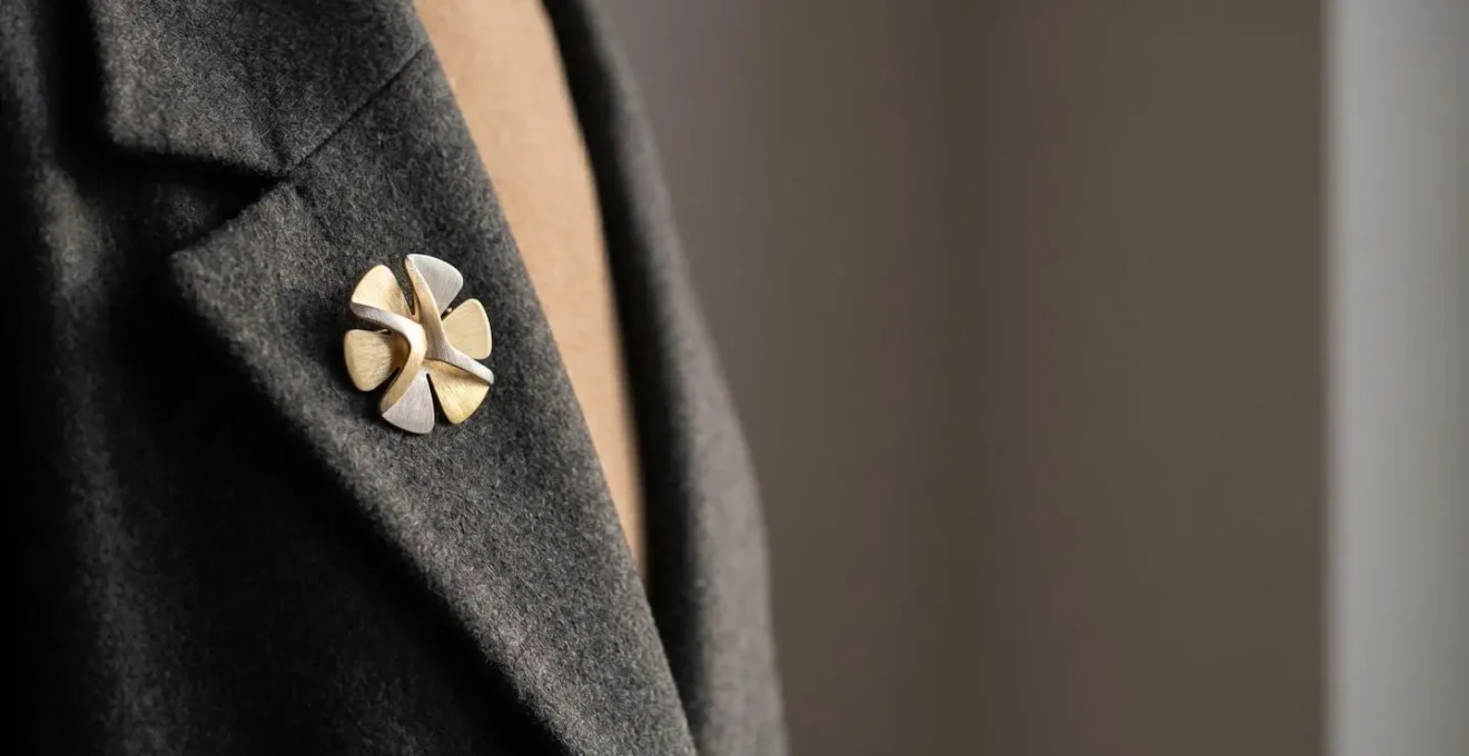 Broche élégante épinglée sur le revers d'un manteau d'hiver classique, créant un point focal stylé