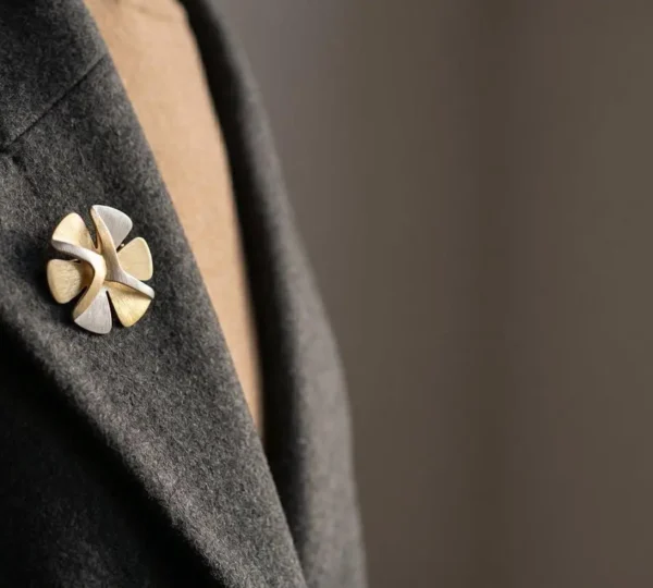 Broche élégante épinglée sur le revers d'un manteau d'hiver classique, créant un point focal stylé