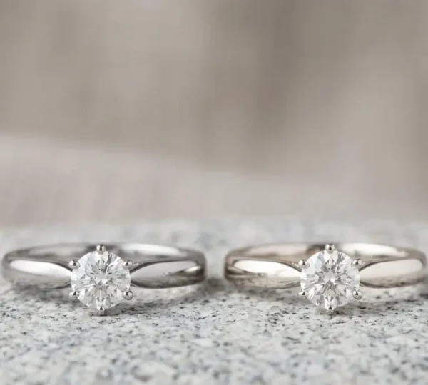 Comparaison visuelle entre platine et or blanc pour bijoux de luxe