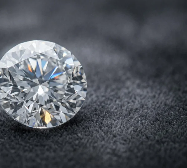 Diamant solitaire sous éclairage spécialisé révélant les nuances de qualité en joaillerie
