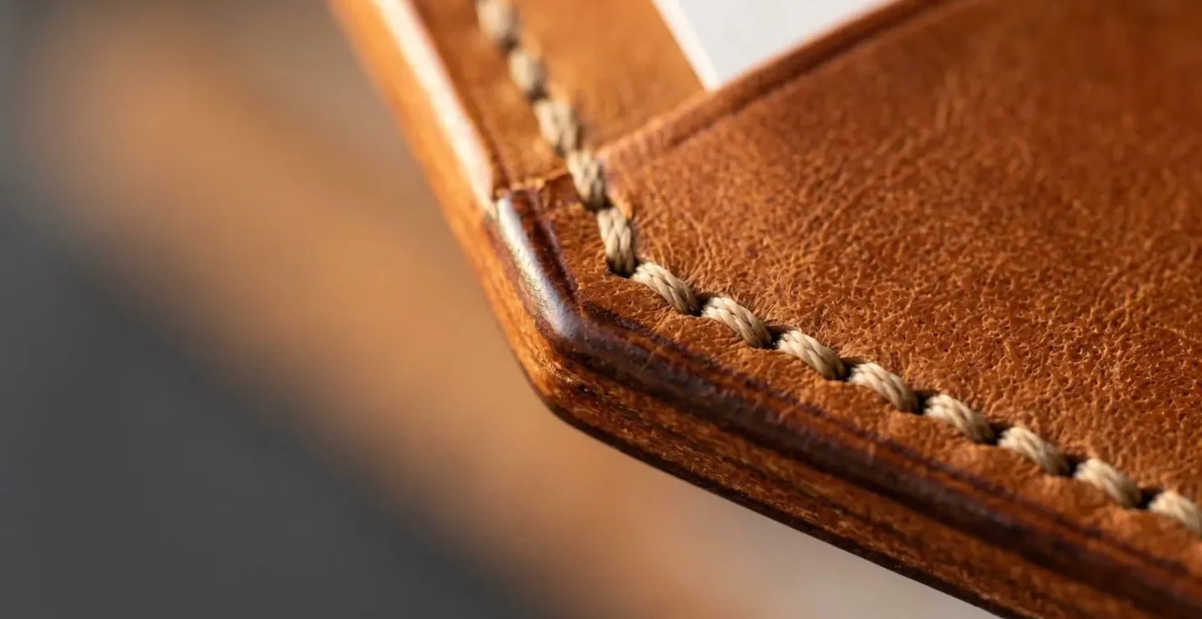 Gros plan sur les détails de finition d'une pièce de maroquinerie artisanale de luxe