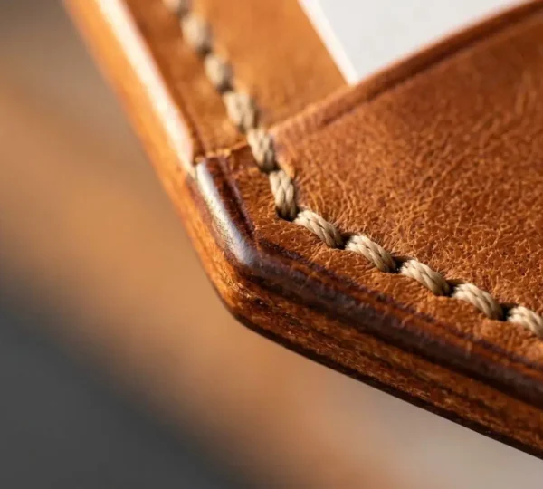 Gros plan sur les détails de finition d'une pièce de maroquinerie artisanale de luxe