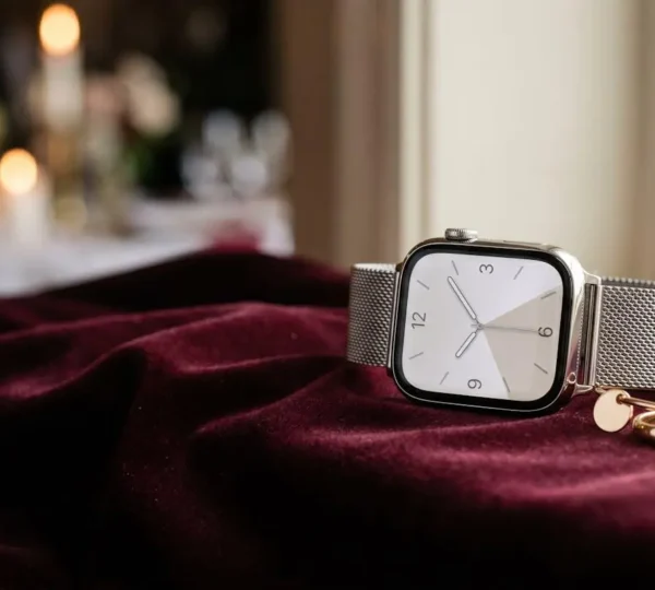 Montre connectée élégante avec bracelet métallique raffiné pour mariage ou soirée formelle