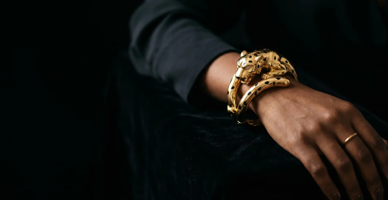 Composition symbolique évoquant la puissance féminine avec des motifs félins et bijoux en lumière naturelle