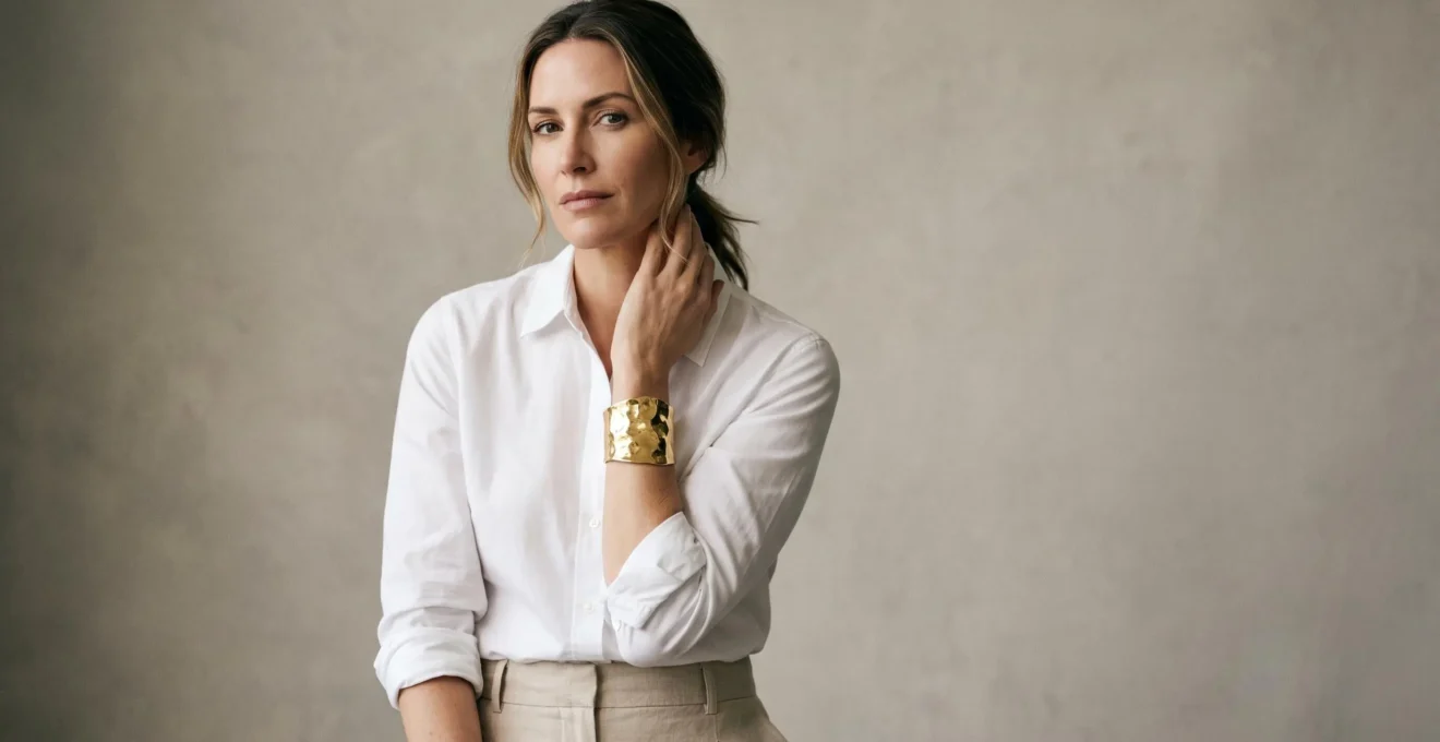 Mise en scène éditoriale d'une tenue minimaliste transformée par un bijou statement