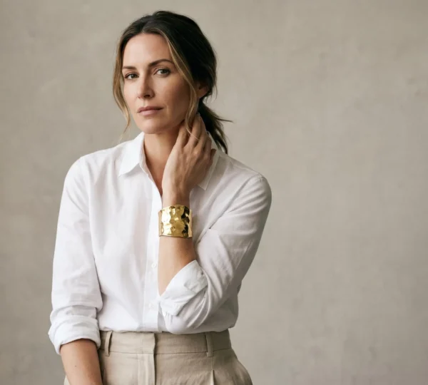 Mise en scène éditoriale d'une tenue minimaliste transformée par un bijou statement
